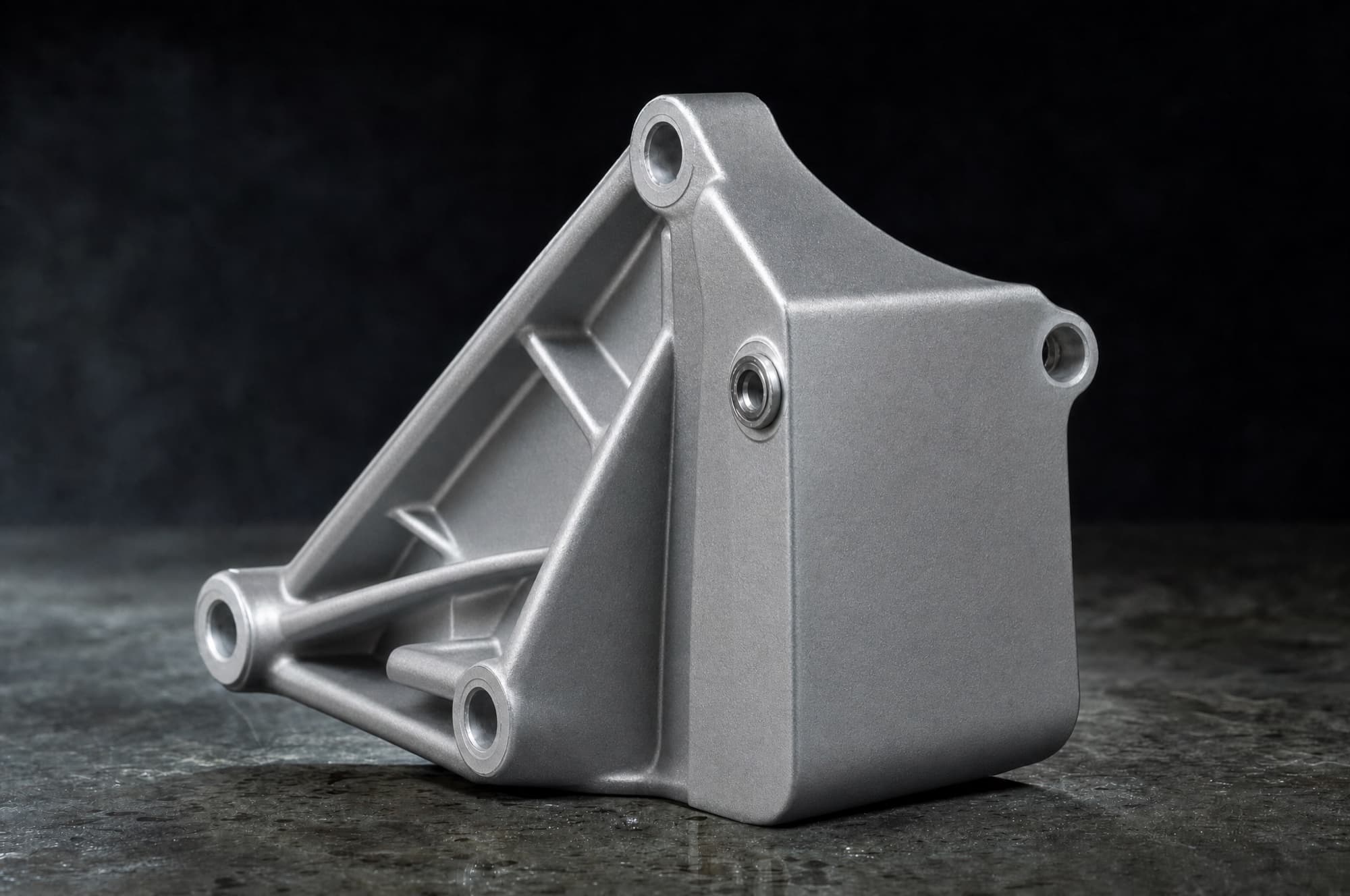 Dezelfde motorsteun na het schoonvegen, kaal aluminium